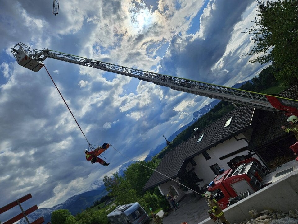 Florianis retteten das Opfer mit Hilfe einer Drehleiter.