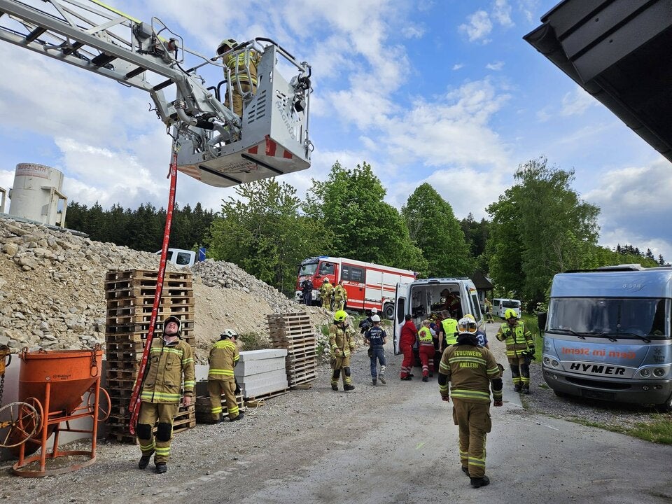 Florianis retteten das Opfer mit Hilfe einer Drehleiter.