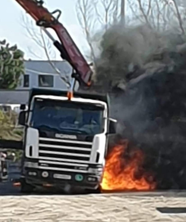 Lkw kracht in Stromkabel: Fahrzeug in Vollbrand