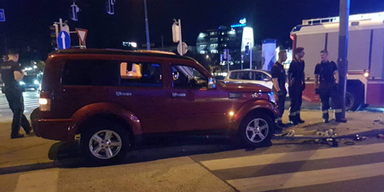 SUV rast auf Fu&szlig;g&auml;ngerinsel in Wien