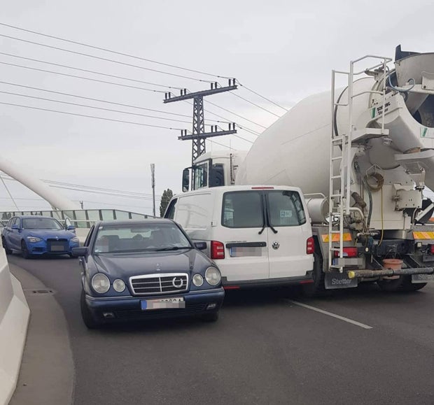 Kurioser Crash in Wien: Bus im Auto-Sandwich eingequetscht