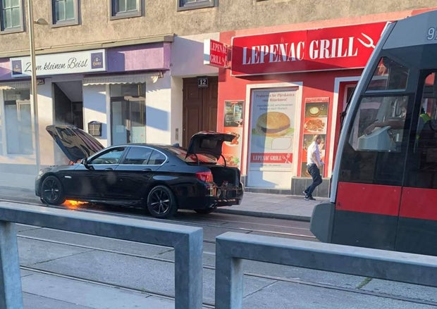 Spektakulärer Auto-Brand mitten in Wien