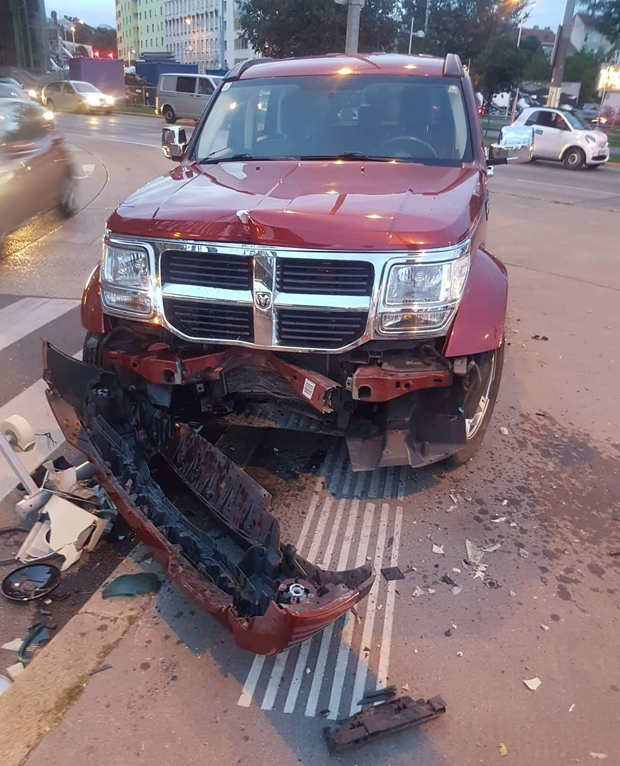 SUV rast auf Fußgängerinsel in Wien