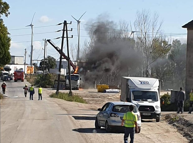 Lkw kracht in Stromkabel: Fahrzeug in Vollbrand
