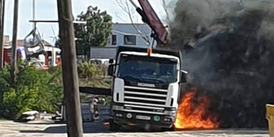 Lkw kracht in Stromkabel: Fahrzeug in Vollbrand
