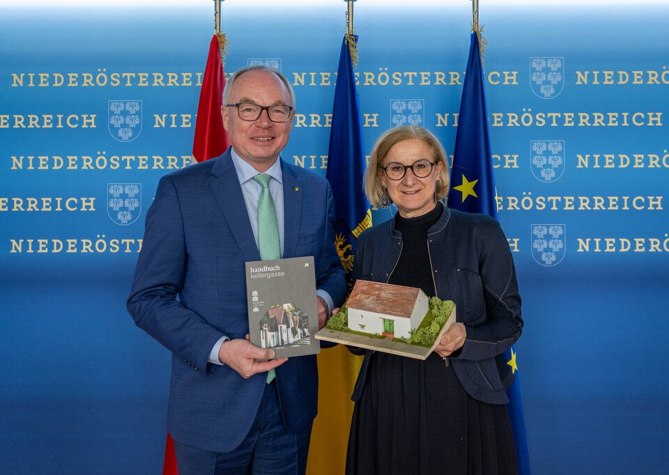 andeshauptfrau Johanna Mikl-Leitner und LH-Stellvertreter Stephan Pernkopf präsentieren neues Handbuch und Baukulturerbepaket als Unterstützung für den Erhalt des Kulturerbes Kellergassen. 