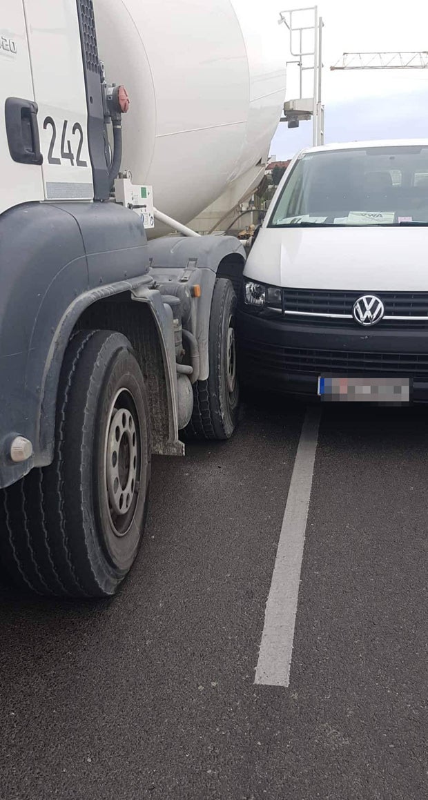 Kurioser Crash in Wien: Bus im Auto-Sandwich eingequetscht