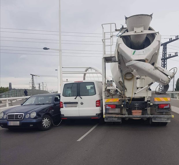 Kurioser Crash in Wien: Bus im Auto-Sandwich eingequetscht
