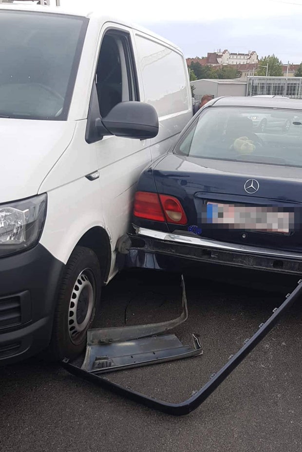 Kurioser Crash in Wien: Bus im Auto-Sandwich eingequetscht