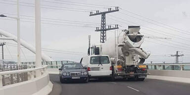 Kurioser Crash in Wien: Bus im Auto-Sandwich eingequetscht