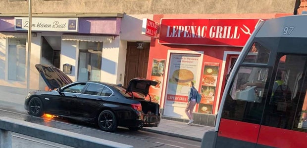 Spektakulärer Auto-Brand mitten in Wien