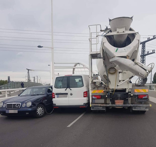 Kurioser Crash in Wien: Bus im Auto-Sandwich eingequetscht