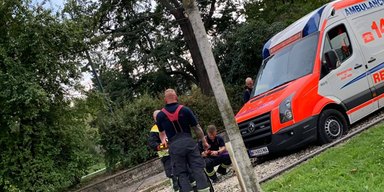 Rettungs-Auto steckt auf Gleisen fest und blockiert Stra&szlig;enbahn