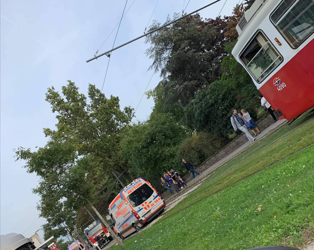 Rettungs-Auto steckt auf Gleisen fest und blockiert Straßenbahn