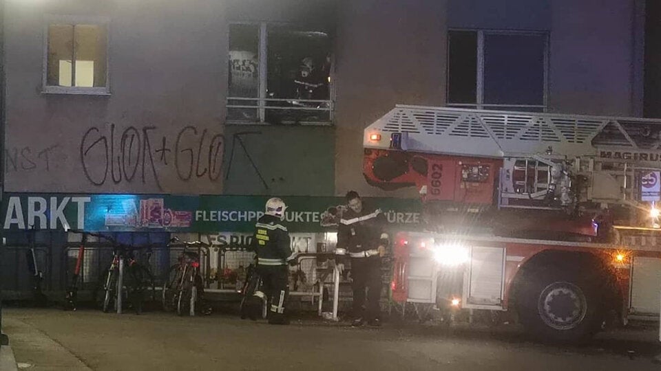 Wohnhaus-Brand in Wien: Eine Person tot