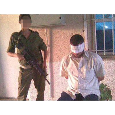 Israelische Soldaten posieren mit Gefangenen