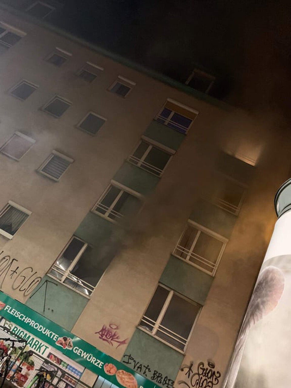 Wohnhaus-Brand in Wien: Eine Person tot
