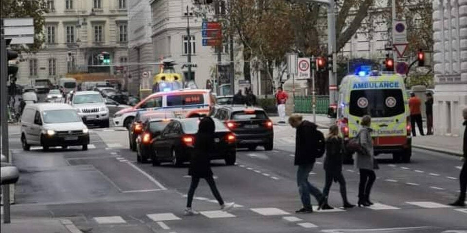 Hubschrauber landet mitten in Wien