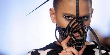 Models tragen Beißkorb und Dornenkronen