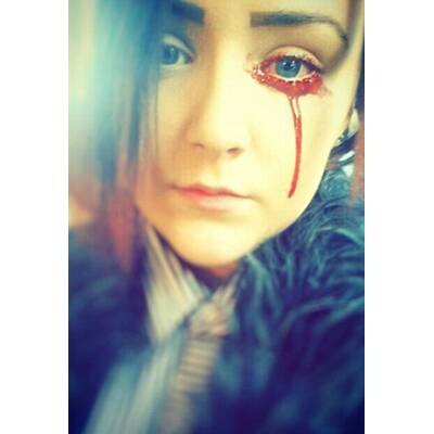 Dieses Mädchen weint Blut