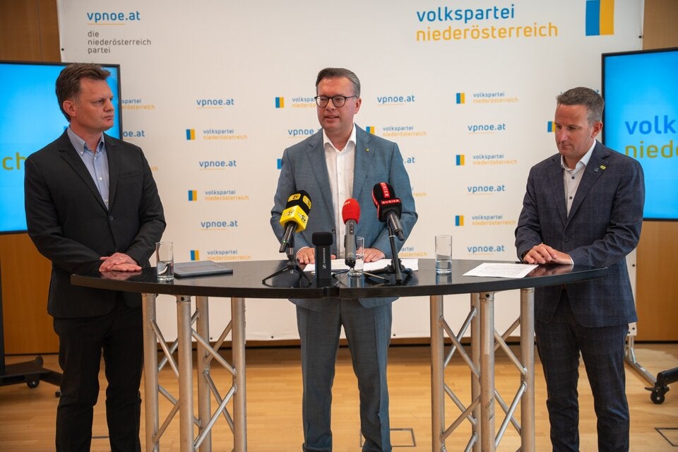 Landesgeschäftsführer LAbg. Matthias Zauner (Mitte); der ärztlichen Direktor des LK Scheibbs, Prim. Dr. Alexander Egger (rechts); sowie Oberarzt und leitender Notarzt im LK Korneuburg, Dr. Ronald Wielach