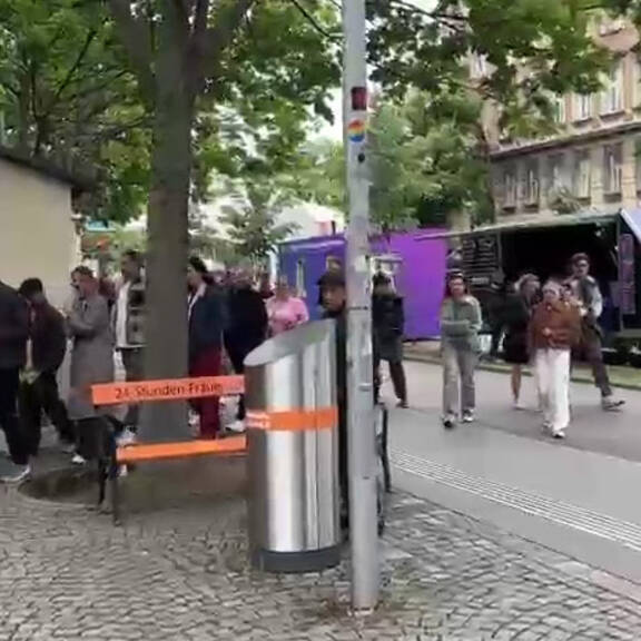ESC-Schlange vor der Stadthalle