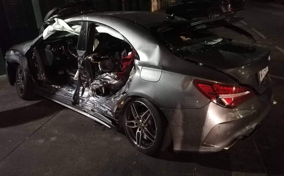 Zivil-Polizei crasht mit Mercedes: Mehrere Verletzte