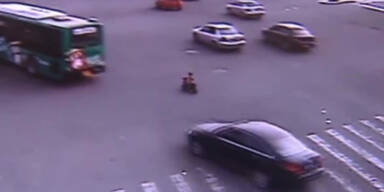 3-J&auml;hriger unternimmt Motorrad-Ausflug