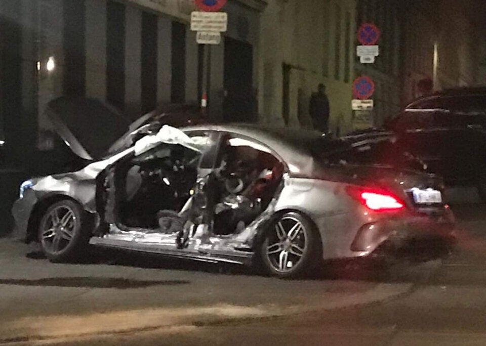 Zivil-Polizei crasht mit Mercedes: Mehrere Verletzte