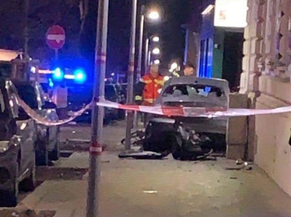 Zivil-Polizei crasht mit Mercedes: Mehrere Verletzte