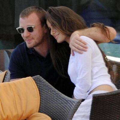 Guy Ritchie flirtet mit feschen Zwillingen