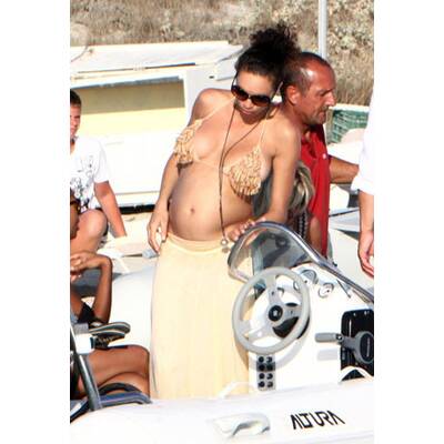 Lilly Kerssenberg zeigt ihren Babybauch