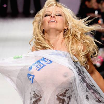 Pamela Anderson zeigt Po & Nippel
