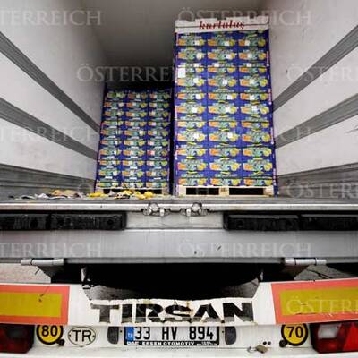 64 Türken im Schlepper