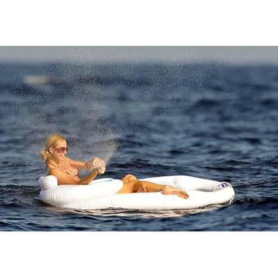 Paris Hilton - oben ohne in Italien