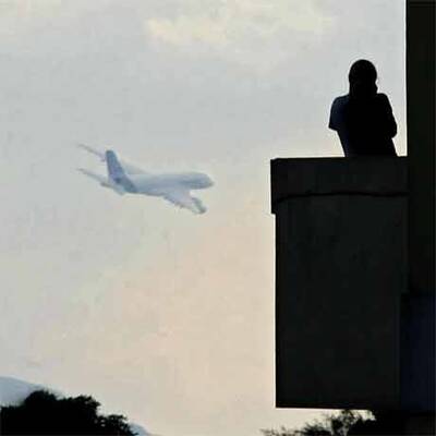 Airbus A380 fliegt durch Hongkong