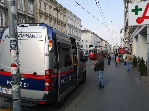 Kind riss sich von Mutter los: Beide von Bim erfasst