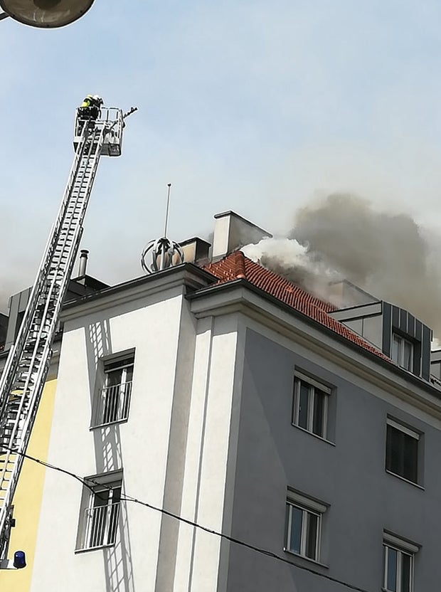Dachbrand in Mehrparteienhaus - Fünf Verletzte