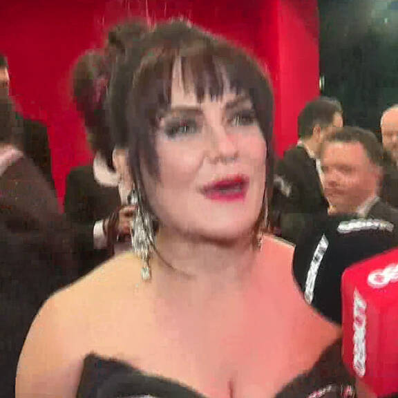 Dr. Apfolterer in ihr Katy Perry-Look  | Red Carpet-Interview vor dem Wiener Opernball
