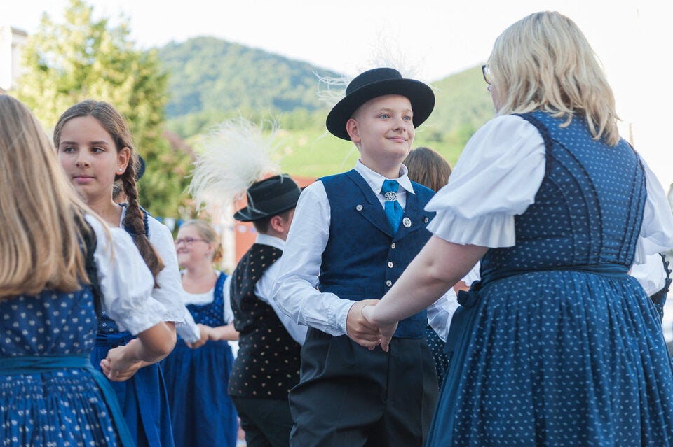Bereits seit 1951 verwandelt sich der Spitzer Kirchenplatz am vorletzten Wochenende im Juli in ein besonderes Festgelände für den Spitzer Marillenkirtag. 