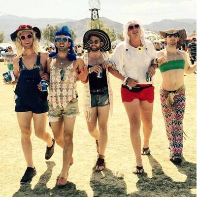 Wenn Männer wie Frauen posieren 