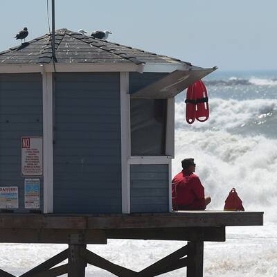Ein Sanddamm an der Küste