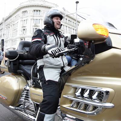 Nachtwölfe legen Kranz in Wien nieder