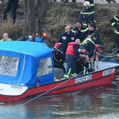 Auto stürzte nach Unfall in den Donaukanal 