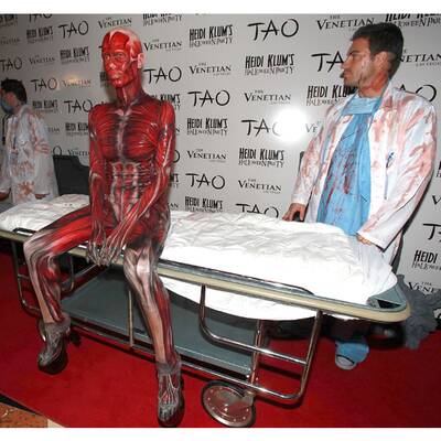 Heidi mit blutigem Kostüm 