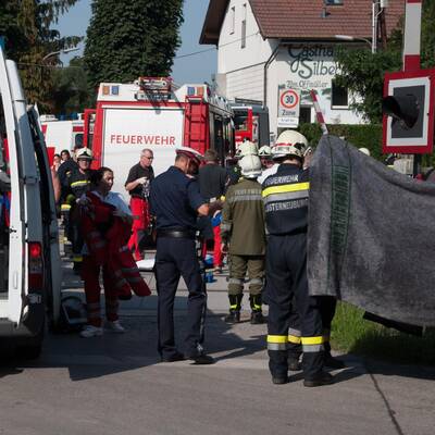 Zug crasht in Auto 