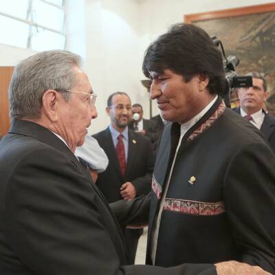 Ahmadinejad und Castro erweisen letzte Ehre