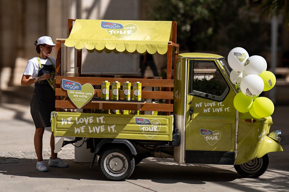 Die Ape fährt durch die pulsierenden Städte und lädt zum Kosten der SPAR Veggie-Produkte ein.