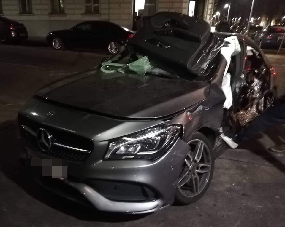Zivil-Polizei crasht mit Mercedes: Mehrere Verletzte
