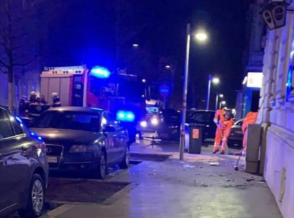 Zivil-Polizei crasht mit Mercedes: Mehrere Verletzte